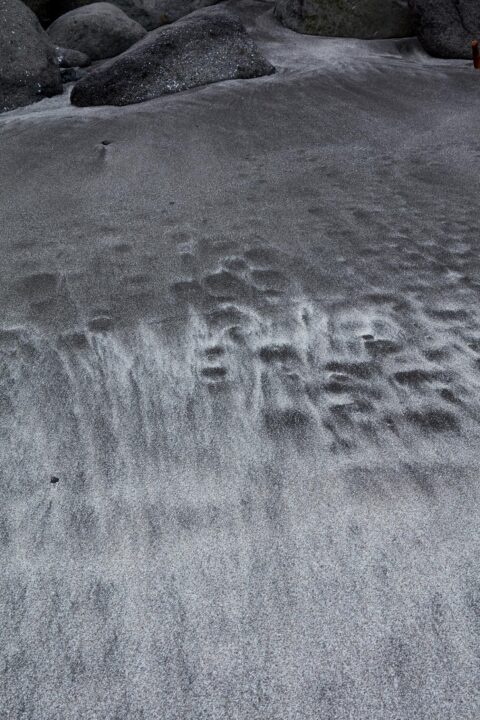 Sand tæt på strandkanten på Færøerne.