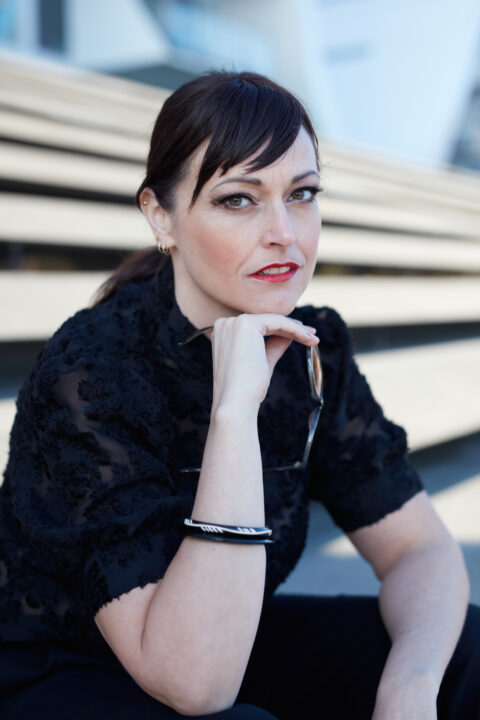 Brandingportræt af signe siddende ved Bølgen i Vejle